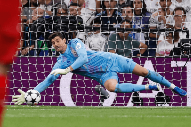 Courtois, haciendo una parada en el Real Madrid-Stuttgart (Foto: RM).