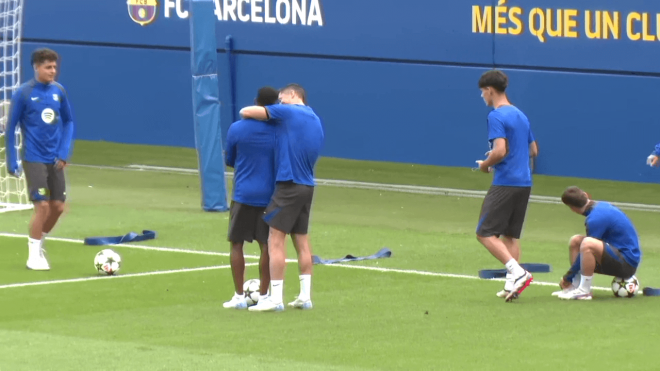 Robert Lewandowski abrazando a Ansu Fati en el entrenamiento del Barça (ElDesmarque)