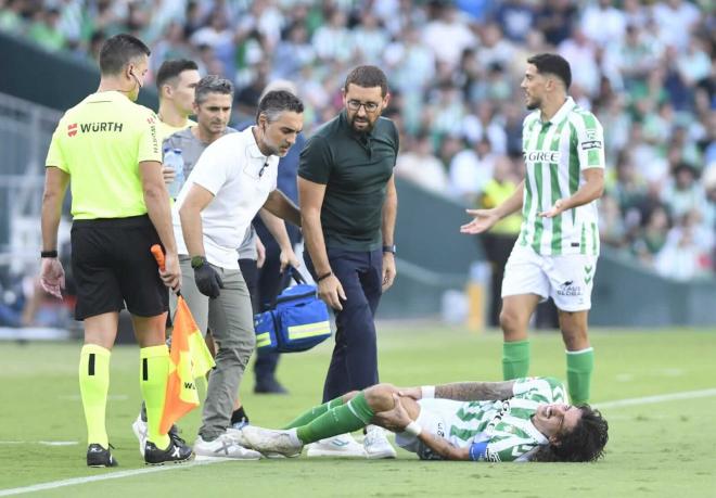 Bordalás, atendiendo a Bellerín (Foto: Kiko Hurtado)