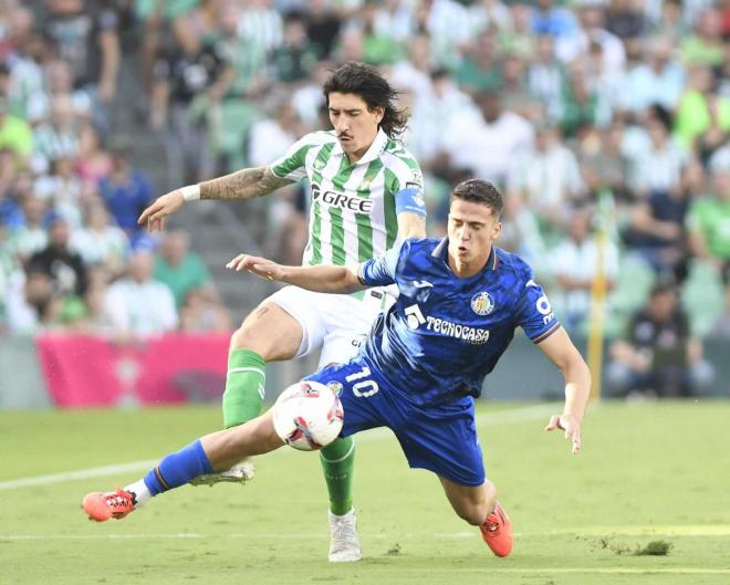 Héctor Bellerín, ante el Getafe (Foto: Kiko Hurtado).