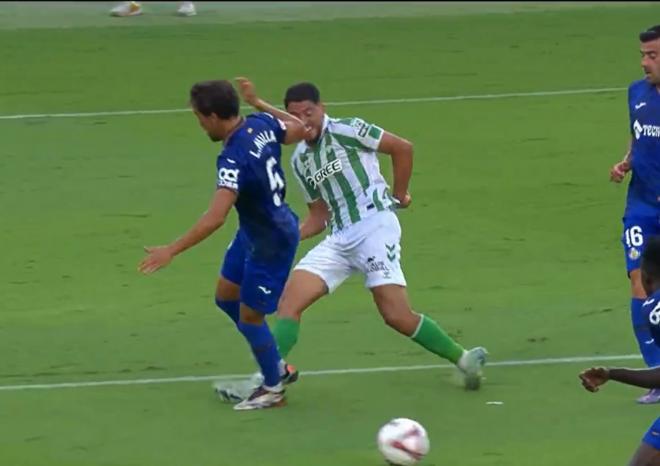 El penalti sobre Fornals que el árbitro no pitó en el Betis-Getafe