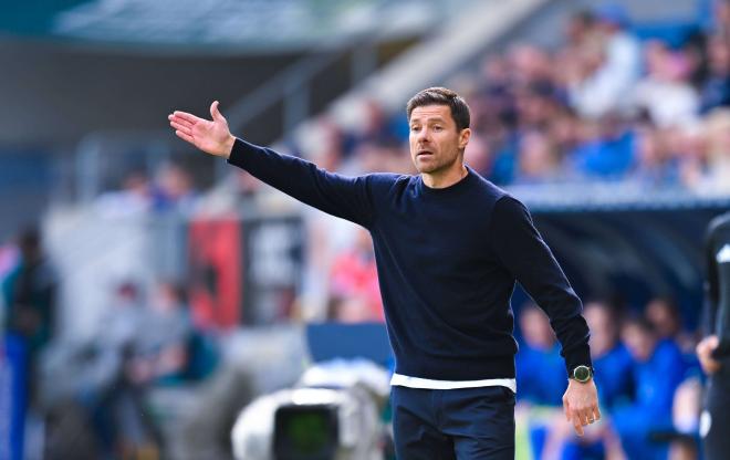 Xabi Alonso dando instrucciones durante un partido (Foto: Cordon Press).