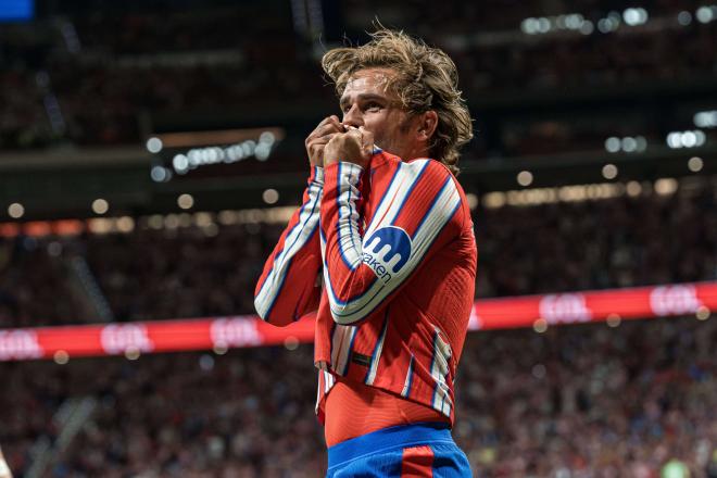 Griezmann se besa el escudo del Atlético en un partido (FOTO: Cordón Press).