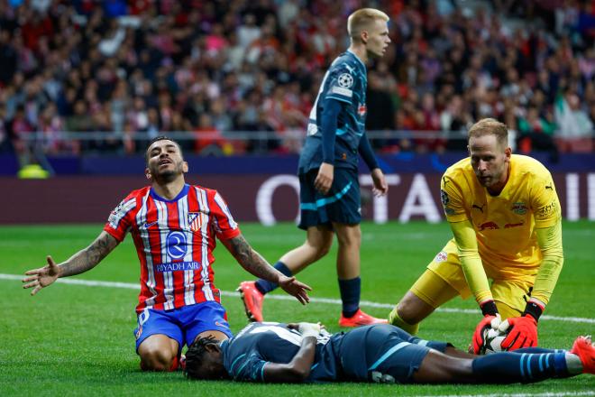 Ángel Correa lamentándose de una acción en el Atlético-Leipzig (Foto: EFE).