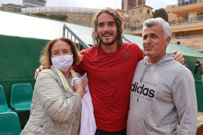 Stefanos, Apostolos y Julia, familia Tsitsipas (Foto: Cordon Press)