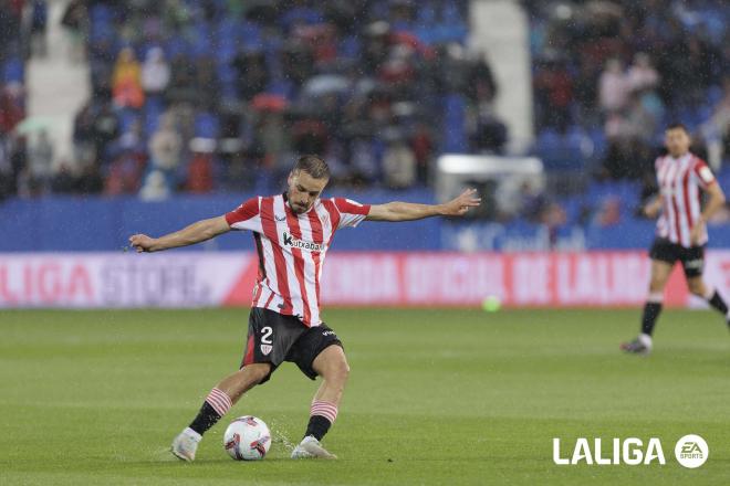 El lateral Andoni Gorosabel la pone en el partido CD Leganés - Athletic Club de Butarque (Foto: LALIGA).