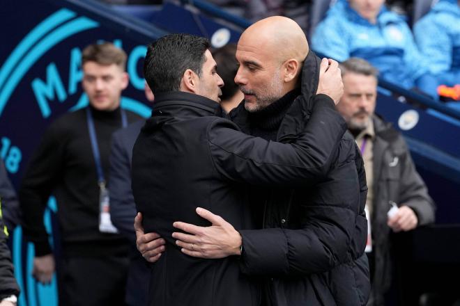 Mikel Arteta con Pep Guardiola en la Premier League (Cordon Press)