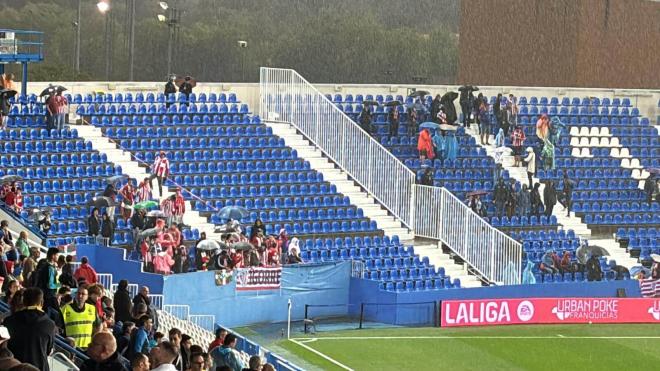 Una hora antes del partido ya esperaban a su equipo (Foto: DMQ Bizkaia).