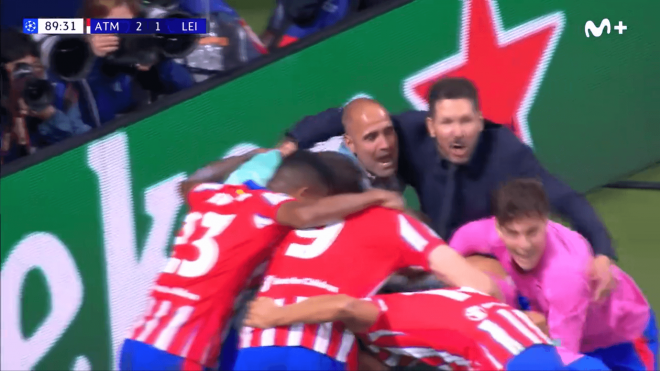 La locura de Simeone tras el gol de Giménez en el Atlético-Leipzig.