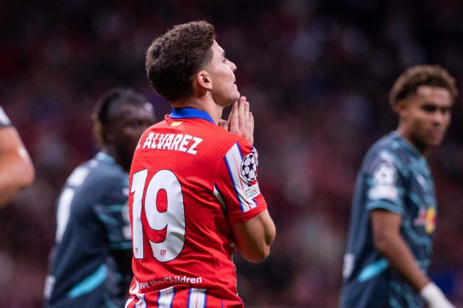 Julián Álvarez se lamenta durante el Atlético-Leipzig (Foto: Cordon Press).