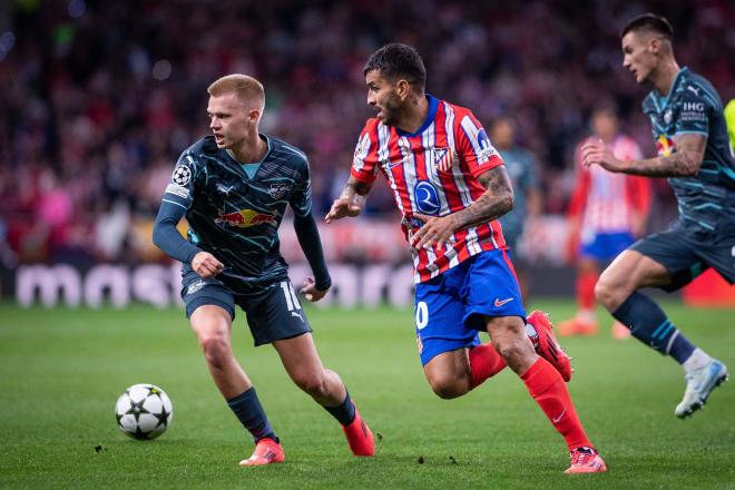 Ángel Correa se marcha de Vermeeren en el Atlético-Leipzig (Foto: Cordon Press).