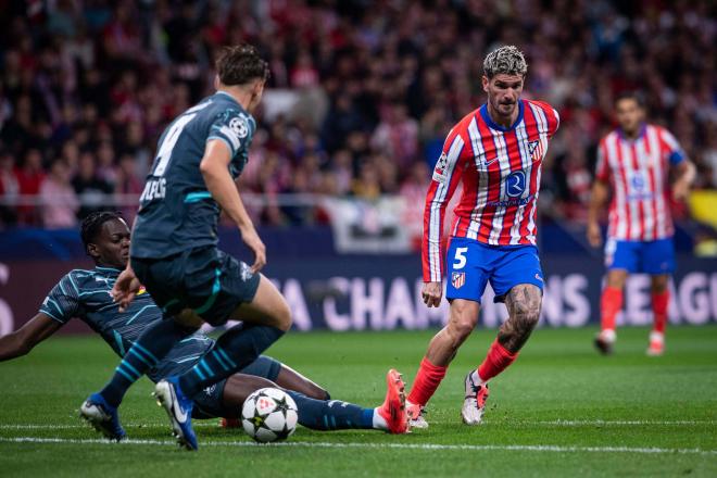 Rodrigo de Paul busca un pase en el Atlético-RB Leipzig (Foto: Cordon Press).