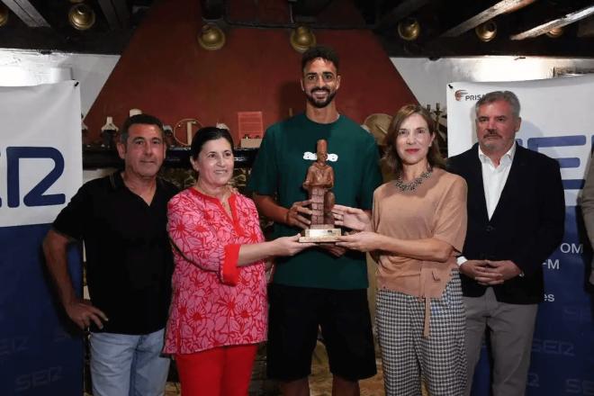 Vizcaíno, presente en la entrega de premio a Chris Ramos.