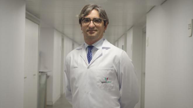 El cirujano Diego Gonzalez Rivas (Foto: E.P./Hospital Quirón Salud A Coruña)