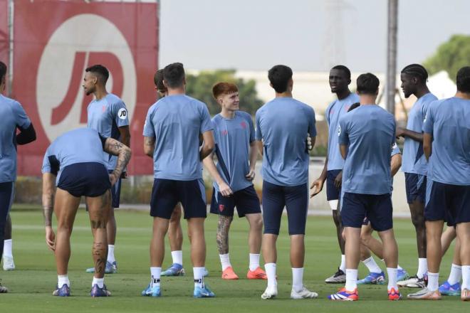 Los jugadores del Sevilla, en el entrenamiento de este jueves (Foto: Kiko Hurtado).