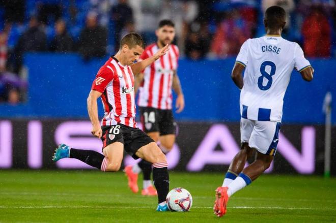 Iñigo Ruiz de Galarreta busca el pase en largo ante Cisse, del CD Leganés, en Butarque (Foto: Athletic Club).