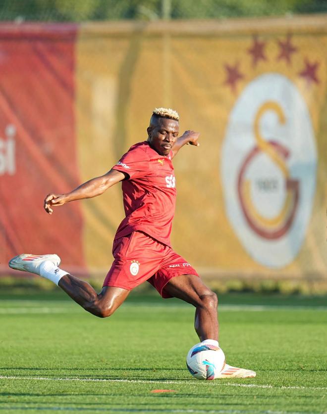 Victor Osimhen entrenando en Turquía (Galatasaray)