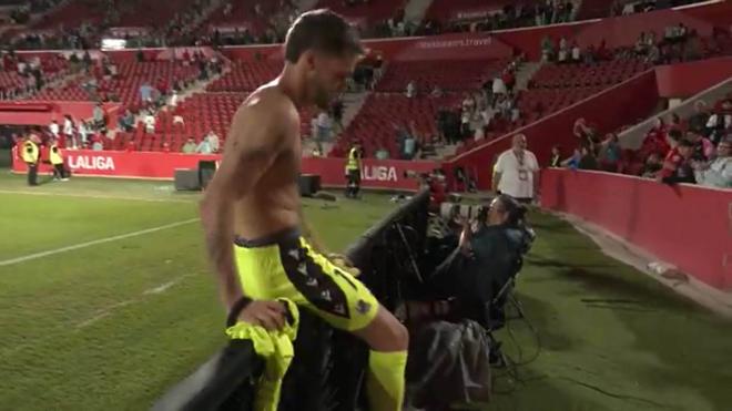 Álex Remiro cumplió la promesa de dar su camiseta al acabar el partido en Mallorca.