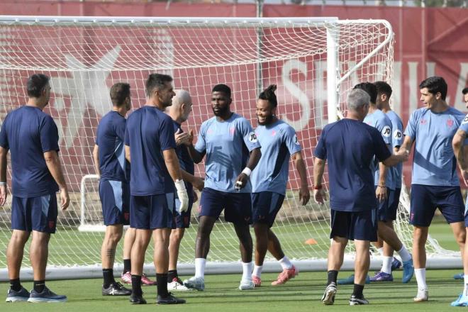 Saludos entre los jugadores y el cuerpo técnico al comienzo de la sesión (Foto: Kiko Hurtado).