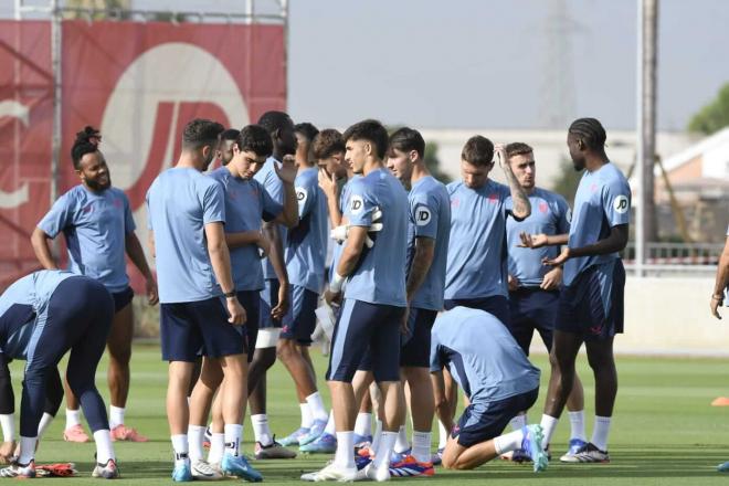 Imagen del entrenamiento del Sevilla este jueves (Foto: Kiko Hurtado).