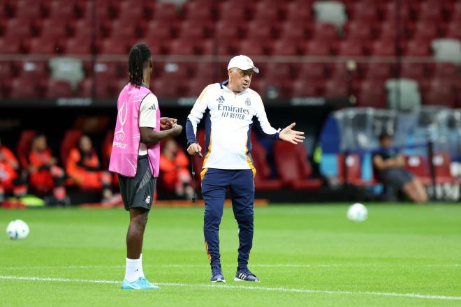 Carlo Ancelotti dando instrucciones a Eduardo Camavinga (Foto: Cordon Press).