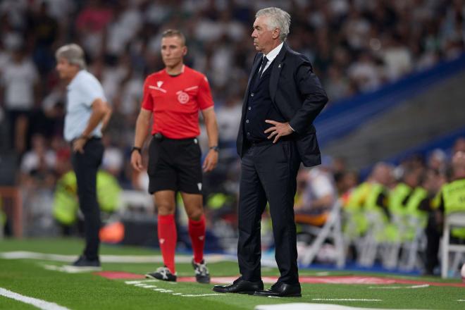 Ancelotti mira un partido del Real Madrid (Foto: Cordon Press).