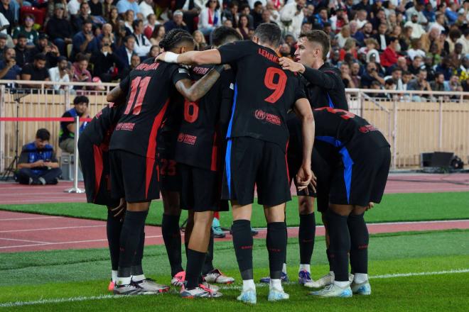 Los jugadores del Barça celebran el gol de Lamine en Mónaco (Foto: Cordon Press)