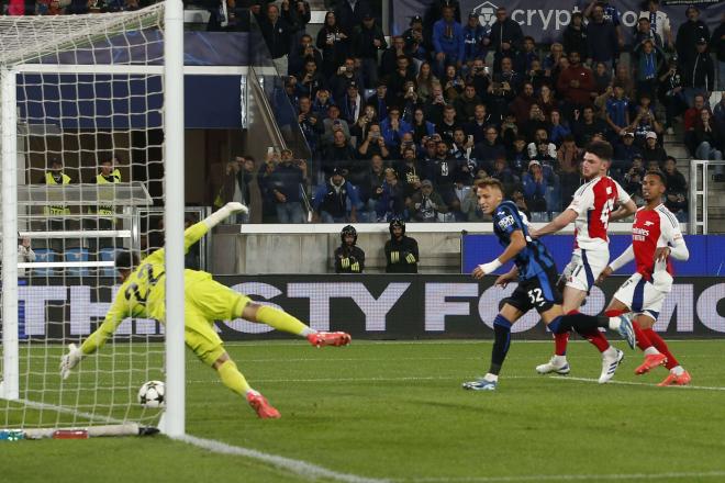 David Raya deteniendo el penalti al Atalanta (Cordon Press)