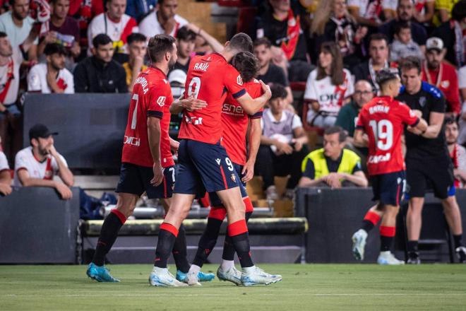 Celebración del tanto de Raúl García de Haro ante el Rayo Vallecano (Foto: Cordon Press).