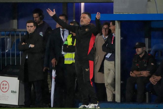 García Pimienta, en el Alavés-Sevilla (Foto: EFE).