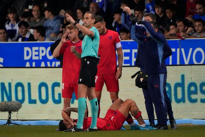 Isaac Romero, lesionado en el Alavés-Sevilla (Foto: EFE).