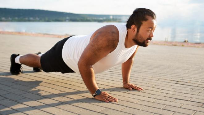 Hombre con sobrepeso haciendo ejercicio físico al aire libre (Foto: Freepik)