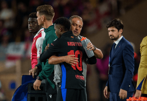 Flick abraza a Ansu Fati antes de entrar en el Mónaco-Barcelona (FOTO: FC Barcelona).