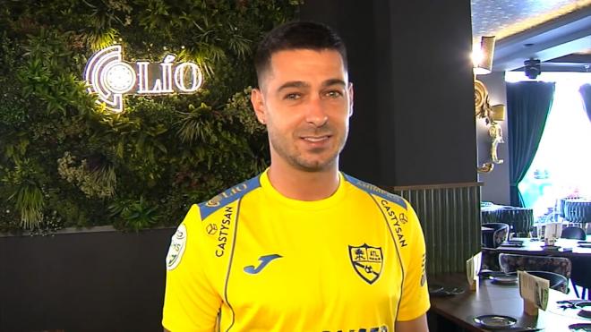 Sergio León, con la camiseta del Atlético Palma del Río en su restaurante.