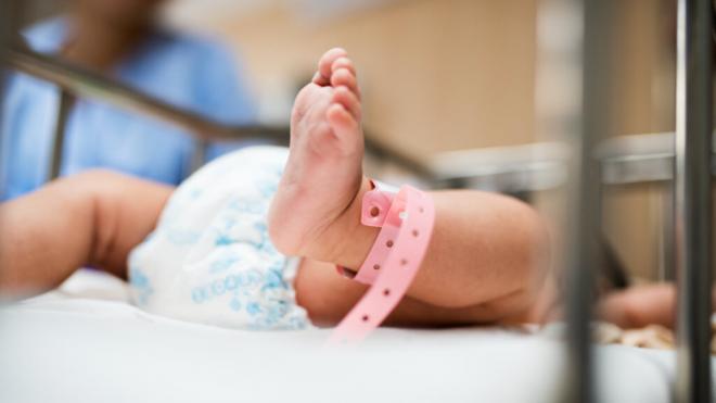 Bebé recién nacido en una cuna de hospital (Foto: Freepik)