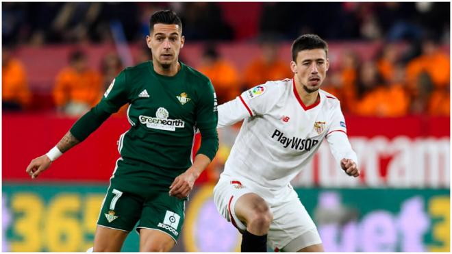 Sergio León, con Clement Lenglet en el derbi de 2018 (CordonPress)