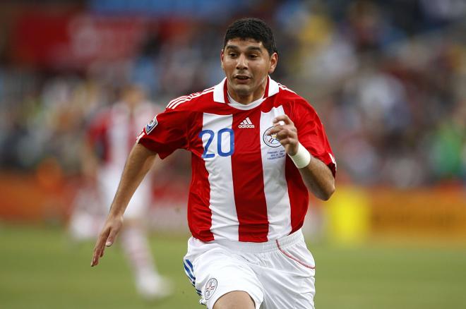 Néstor Ortigoza, ex futbolista, en un partido con Paraguay (FOTO: Cordón Press).