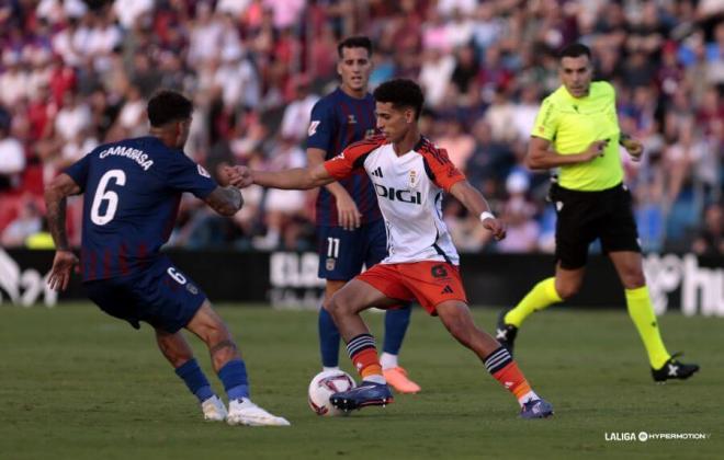 Ilyas Chaira controla el balón (Foto: LaLiga).