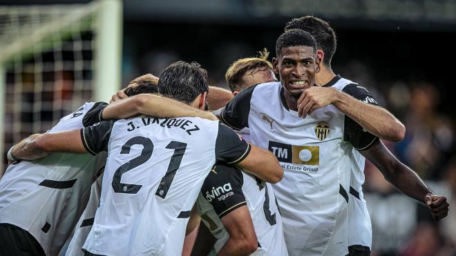 Cristhian Mosquera celebra un gol ante el Girona FC (Foto: Valencia CF).