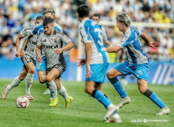 Curro frente a defensores del Dépor (Foto: LALIGA).