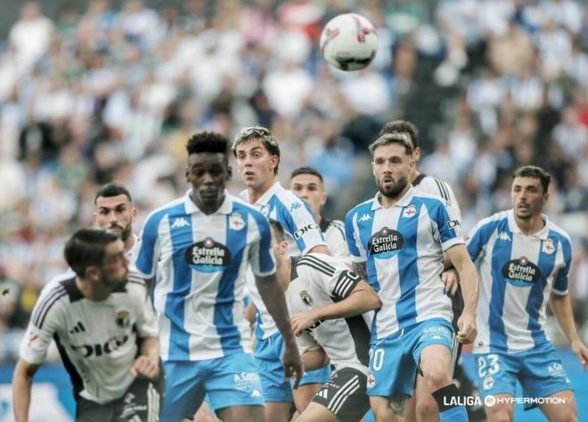 Los jugadores del Dépor defienden una acción a balón parado (Foto: LALIGA).