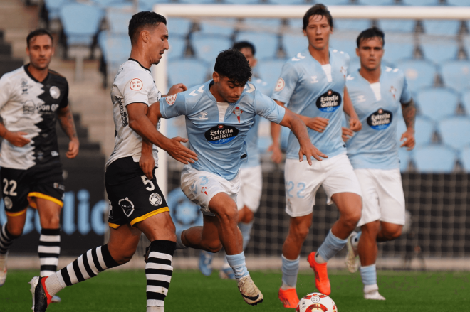 Tincho Conde intentando regatear a un rival (Foto: RC Celta).