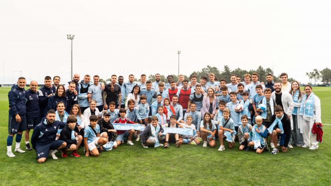 Visita de los niños hospitalizados en el Álvaro Cunqueiro (Foto: RC Celta).