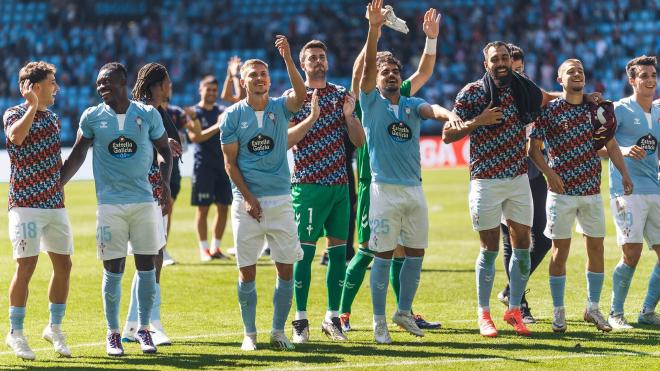 Los jugadores del Celta dando gracias a la afición tras ganar al Valladolid (Foto: RC Celta).