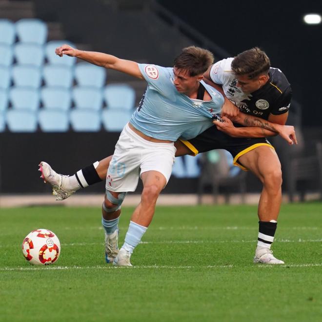 Gael Alonso agarrado por un rival (Foto: RC Celta).