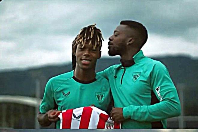 Beso de Iñaki Williams a su hermano Nico en Lezama (Foto: Athletic Club).