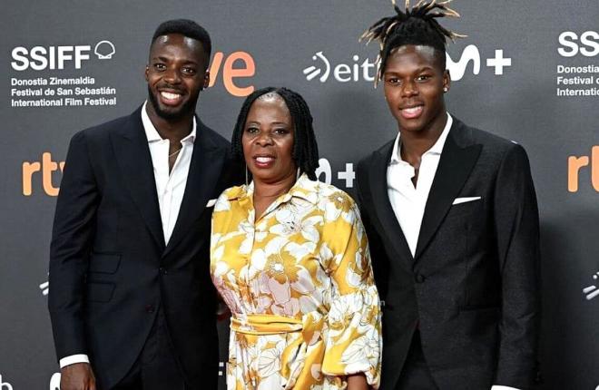 Los hermanos Nico e Iñaki Williams posan con su madre, María Arthuer, en el Festival de Cine de Donostia (Foto: EFE).