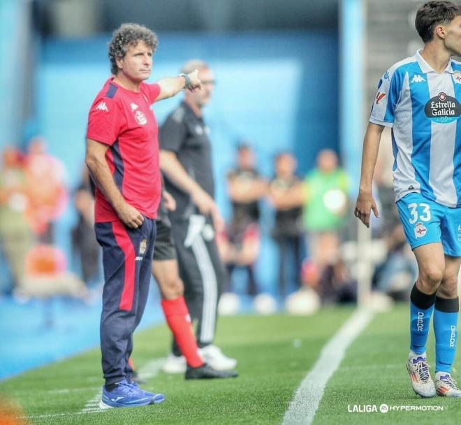 Idiakez da instrucciones en el Dépor - Burgos (Foto: LALIGA).