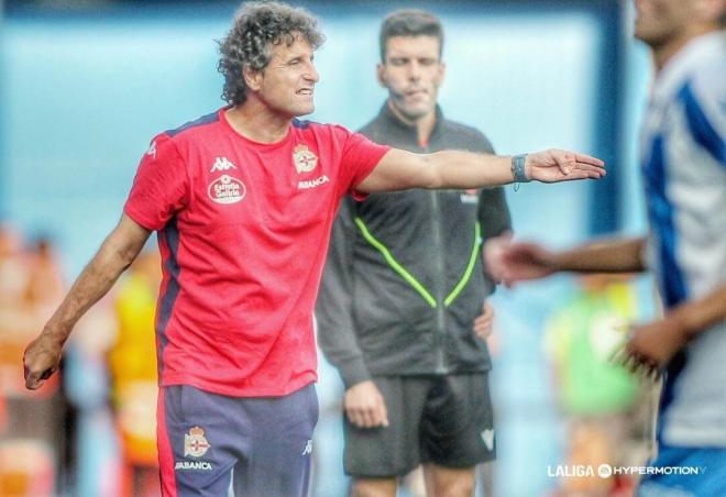 Idiakez da instrucciones en el Dépor - Burgos (Foto: LALIGA).