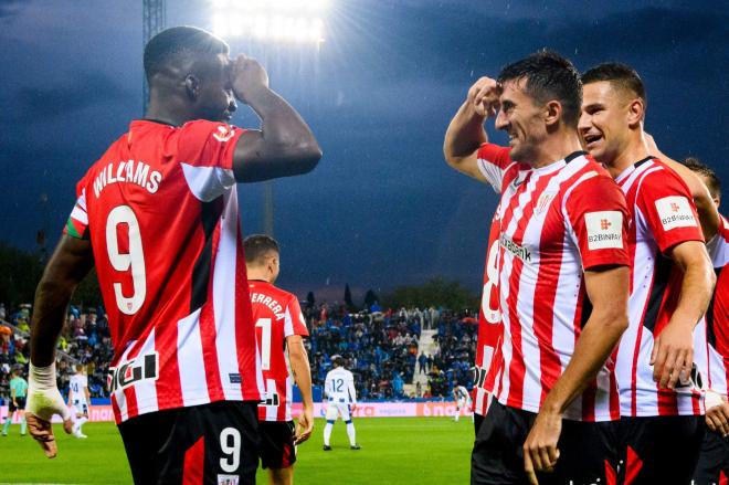 Iñaki Williams saluda al 'Teniente' Dani Vivian, ambos internacionales marcaron sendos goles el jueves en Butarque (Foto: Athletic Club).